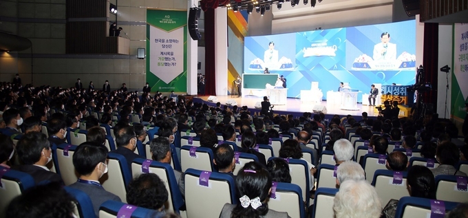 6일 대전에서 열린 신천지예수교 증거장막성전의 ‘계시 성취 실상 증거’ 말씀 대성회에서 이만희 총회장의 증거 말씀을 목회자와 신앙인들이 경청하고 있다.