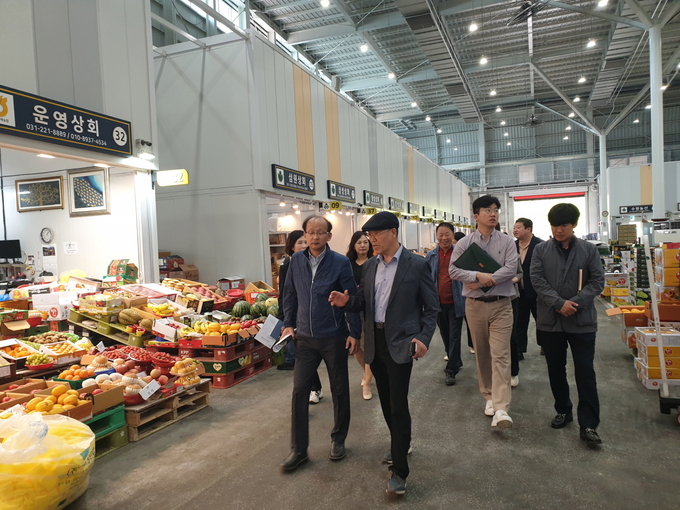 수원시 마을리빙랩팀과 권선1동 주민자치회가 수원농수산물도매시장에서 현장점검을 하고 있다.