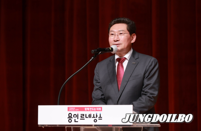 이상일 용인특례시장이 8일 시청 에이스홀에서 열린 어버이 날 행사에서 인사말을 하고있다.