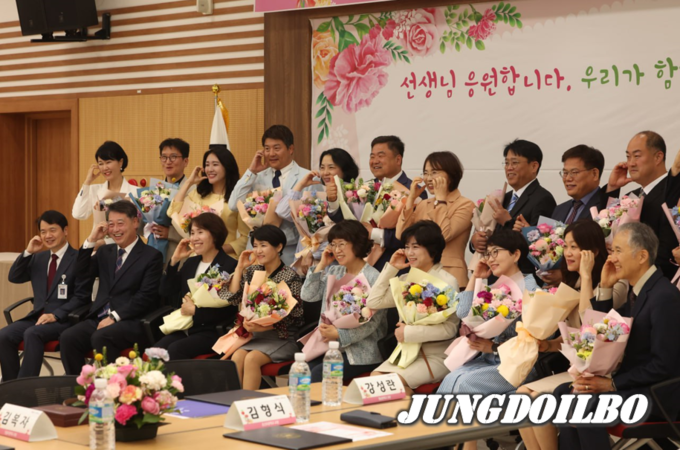 12일 훈·포장과 표창장을 수상한 교원들이 사진촬영을 하고 있다