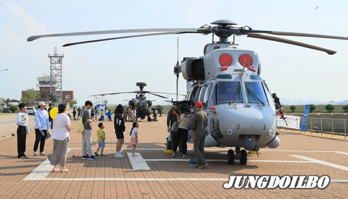 시민들이 13일 평택해군기지에서 열린 제1회 평택 해양페스티벌에서 미군 아파치 헬기를 견학하고 있다