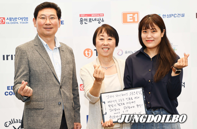 15일 열린 '제1회 - The Charity With Olympians' 자선골프대회에 참석한 이상일 용인특례시장(왼쪽)과 코리아하이브스포츠클럽 조혜정 회장(가운데), 안수현 사무국장(오른쪽)의 모습