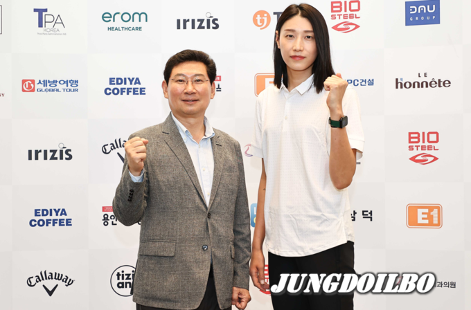 15일 열린 제 1회 The Charity With Olympians 자선골프대회에 참석한 이상일 용인특례시장(왼쪽)과 배구선수 김연경(오른쪽)