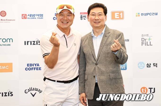 15일 열린 제 1회 The Charity With Olympians 자선골프대회에 참석한 이상일 용인특례시장(왼쪽)과 전 테니스선수 이형택(오른쪽)