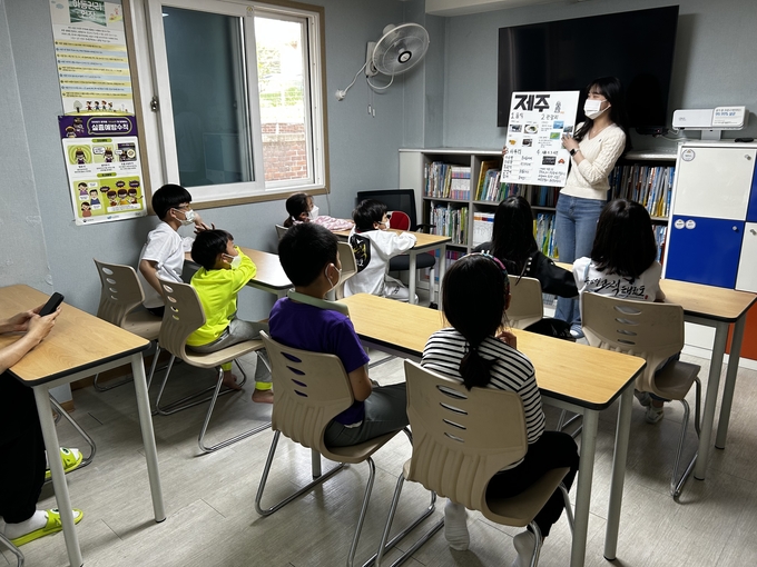 수원시자원봉사센터와 청년팀플 수원대능동봉사동아리가 지난 15일 수원 고색동에 있는 밝은별 지역아동센터에서 초등학교 저학년을 대상으로 경주, 전주, 제주도의 지역문화와 역사를 소개하고, 실제 놀거리를 체험하도록 하고 있다.