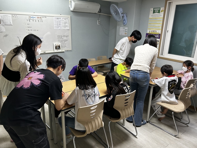 수원시자원봉사센터와 청년팀플 수원대능동봉사동아리가 지난 15일 수원 고색동에 있는 밝은별 지역아동센터에서 초등학교 저학년을 대상으로 경주, 전주, 제주도의 지역문화와 역사를 소개하고, 실제 놀거리를 체험하도록 하고 있다.