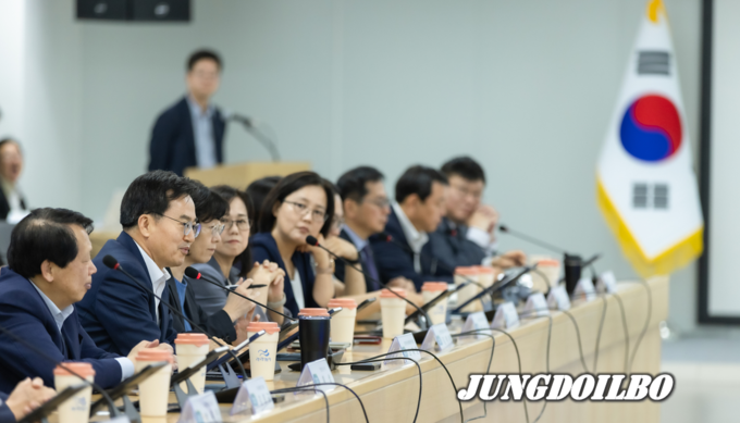 7일 경기도청 다목적회의실에서 김동연 경기도지사, 강금실 경기도 기후대사, 전의찬 경기도 탄소중립 · 녹색성장 위원회 민간위원장 등이 참석한 가운데 탄소중립 · 녹색성장 위원회 전체회의가 열리고 있다.