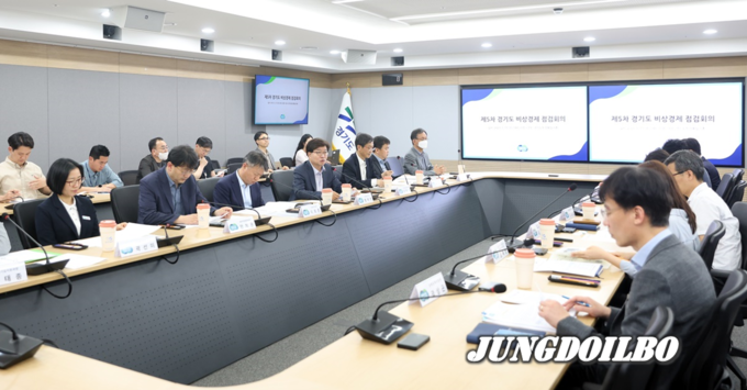 염태영 경기도 경제부지사가 비상경제점검회의를 주재하고 있다.