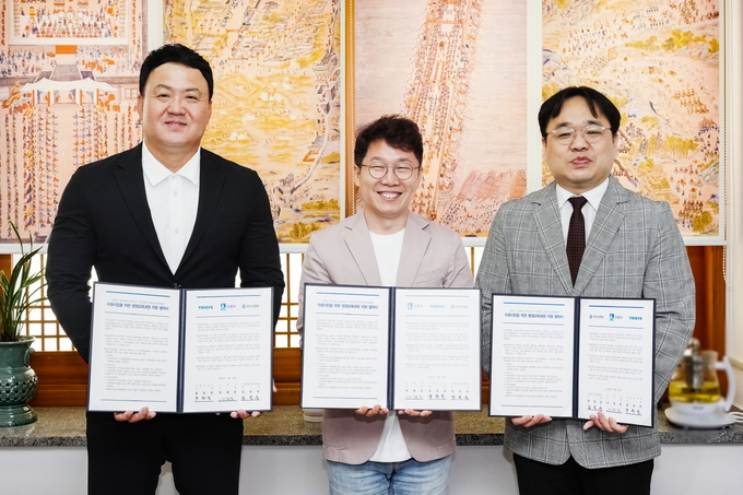 윤형준 ㈜트리시스와 대표(왼쪽부터), 황인국 제2부시장, 정일준 ㈜한국지식교육협회 대표가 협약 후 기념촬영을 하고 있다.