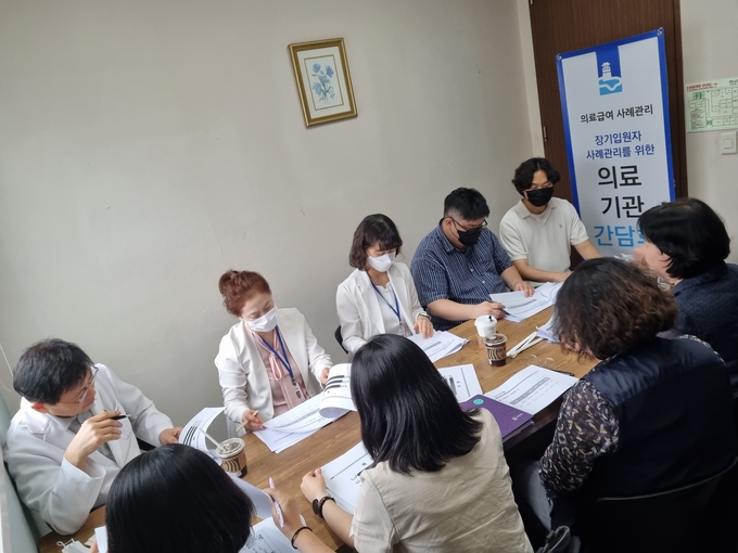 수원시 관계자가 18일 위더스요양병원 관계자와 대화하고 있다.