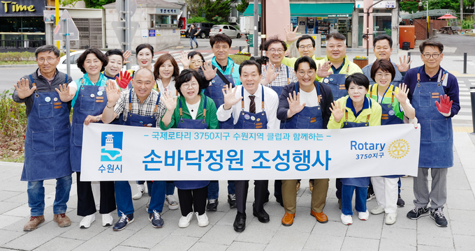 이재준 수원시장(앞줄 가운데)과 국제로타리 3750지구 4지역 회원들과 함께하고 있다.