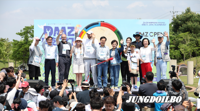  20일 오후 DMZ생태관광지원센터에서 열린 DMZ 평화걷기 행사에서 김동연 경기도지사가 DMZ 평화걷기 시작을 알리는 출발 세레머니(북치기)를 마치고 참석한 내빈들과 기념촬영을 하고 있다.