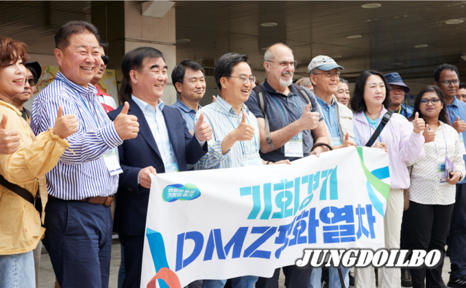 20일 오전 DMZ 평화걷기 행사에 참석하기 위해 문산역을 방문한 김동연 경기도지사가 염종현 경기도의회 의장 및 주한 외국대사 등과 도라산역에 도착해 기념촬영을 하고 있다