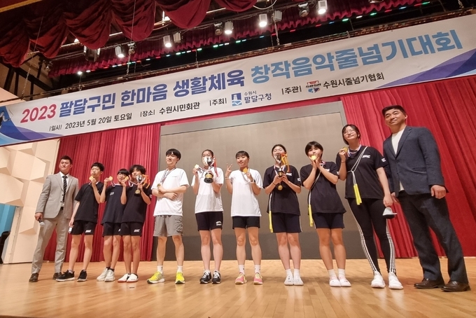 한마음 생활체육 창작음악줄넘기대회에 우승한 선수들이 함게 하고 있다.