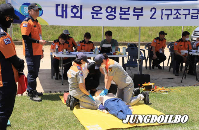 경기도북부소방재난본부가 23일 구리시민운동장에서 ‘제4회 경기북부 의용소방대 소방기술경연대회’ 를 개최해 진행 하고 있다