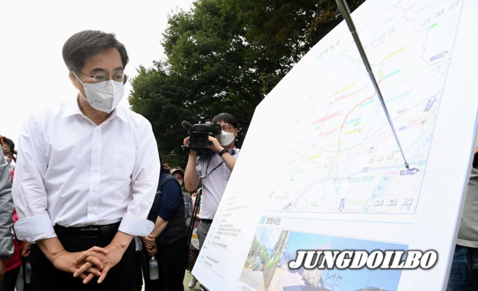 김동연 경기도지사가 2022년 9월 15일 화도~운수 도로사업 현장을 방문해 조속한 착공 의지를 밝히고 있다. 