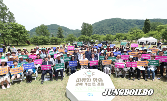 김동연 경기도지사가 26일 가평군 자라섬에서 7번째 맞손토크에 참석해 참석자들과 함께하고 있다.