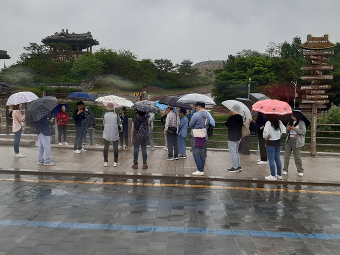 ‘수원의 역사문화 뿌리찾기 비교답사’에 참가한 시민들.