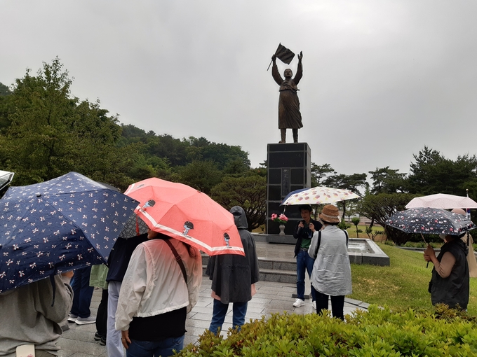 ‘수원의 역사문화 뿌리찾기 비교답사’에 참가한 시민들.