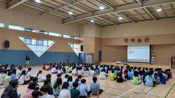 팔달초등학교 학생들이 이론교육을 받고 있다.
