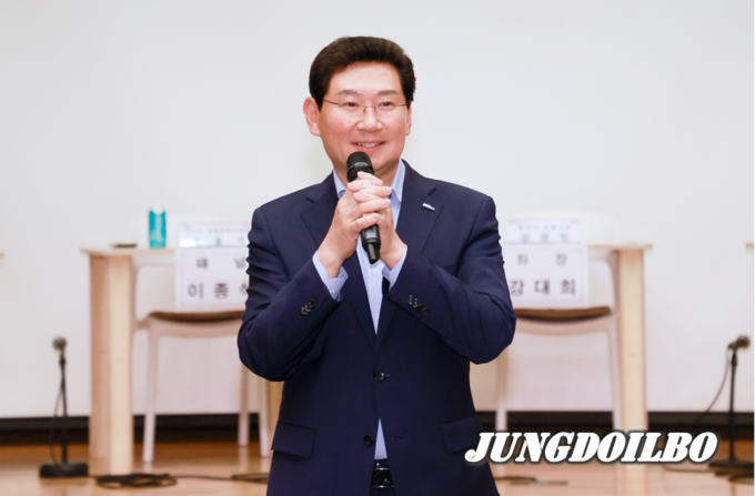 이상일 용인특례시장이 1일 문화예술원 국제회의실에서 열린 바이오경제 미래 전략 토론회에 참석해 인사말을 하고 있다.