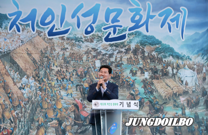  3일 처인성에서 열린 제32회 처인성문화제에서 이상일 용인특례시장이 축사를 하고 있다.