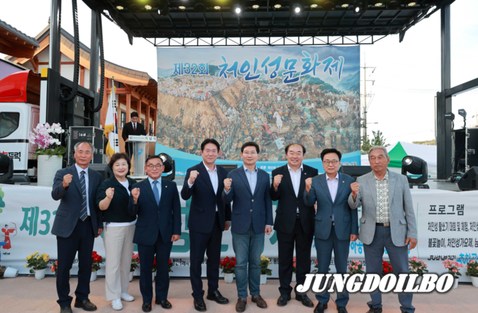 3일 처인성에서 열린 제32회 처인성문화제에서 이상일 용인특례시장이 내빈들과 기념 촬영을 하고 있다. (왼쪽 5번째가 이상일 시장)