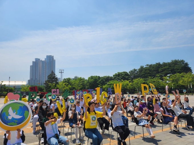 IWPG 수원지부가 지난 4일 개최한 ‘제5회 평화사랑 그림그리기 국제대회’ 예선에서 이은경 지부장의 개회사를 시작으로 참가 학생들이 화이팅하는 모습.