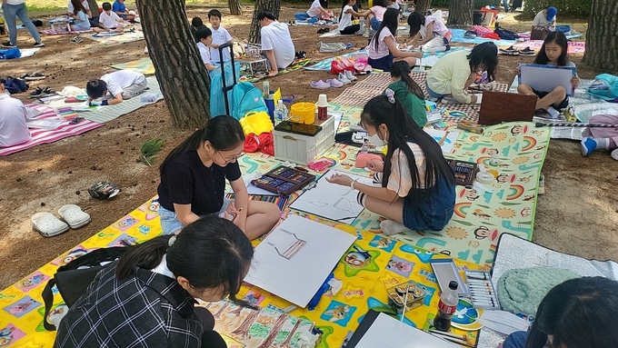 참가자들이 평화를 그림으로 표현하는 모습들.