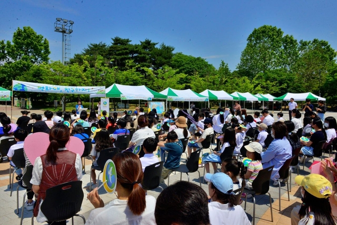 이은경 지부장의 개회사를 듣고 있는 참가자들.