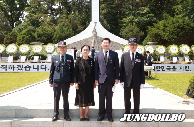  6일 처인구 김량장동 현충탑에서 열린 제68회 현충일 추념식에 참석한 이상일 용인특례시장(오른쪽에서 두번째)과 국가유공자 및 유가족의 모습