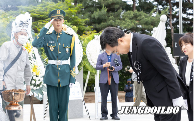 김동연 경기도지사가 6일 오전 수원 현충탑에서 진행된 ‘제68회 현충일 추념식’에서 묵념을 하고 있다
