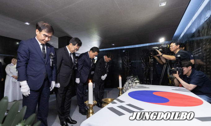 김동연 경기도지사 등이 6일 오전 수원 현충탑에서 진행된 ‘제68회 현충일 추념식’에서 추념사를 하고 있다