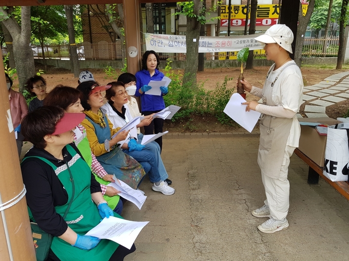 탄소식물과 반려식물 전문가인 박정은 플로리스트 개인, 가정 또는 사무실에서 쉽게 관리하는 방법을 설명하고 있다