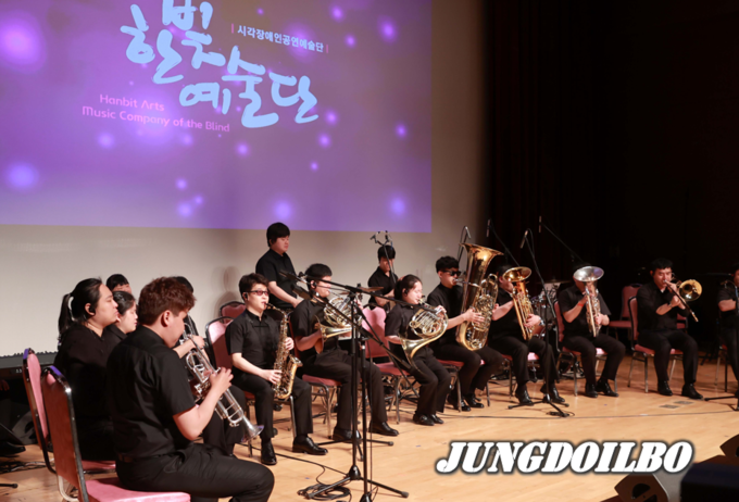 8일 용인특례시청 에이스홀에서 열린 2023 장애인식개선교육에서 한빛예술단이 악기를 연주를 하고 있다.