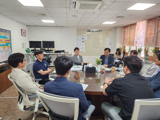 황인국 제2부시장과 프로스포츠 구단 홍보·마케팅 부서장들이 대화를 나누고 있다.