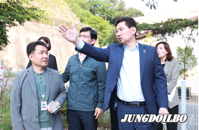 이상일 용인특례시장이 기흥구 마북동의 구성중학교와 구성고등학교 통학 안전 대책을 지시하고 있다.