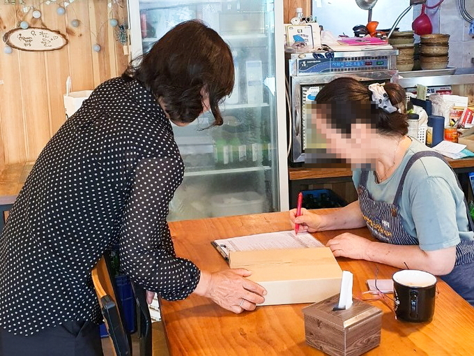 수원화성 일대 일반음식점에서 위생 교육과 방문컨설팅을 하고 있다.