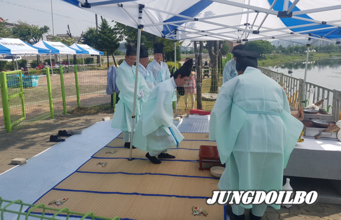 용인특례시 처인구 포곡읍의 경안천 인근에서 제13회 포곡읍 경안천 창포축제가 21일 개최된다.