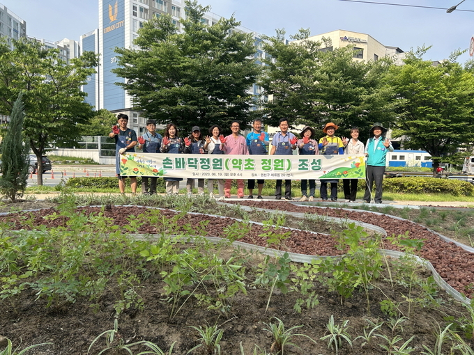 손바닥정원 조성 후 기념촬영을 하고 있다.