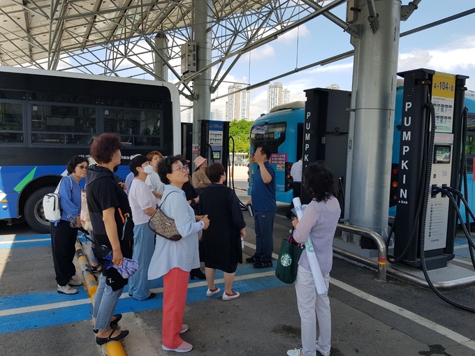 수원시민햇빛발전사회적협동조합 윤은상 이사장의 직접설명으로 수원시 동부버스 공영차고지에 설치된 3,850㎡의 면적의 태양광 820kW급 설비용량의 운영현황을 자세히 듣고 운영, 수익, 향후 계획 등을 듣고있다.
