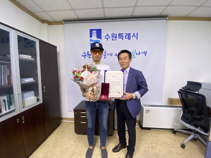 최승래 복지여성국장(오른쪽)이 故 황복동 병장 조카 황도현씨에게 무공훈장을 전수하고 있다.