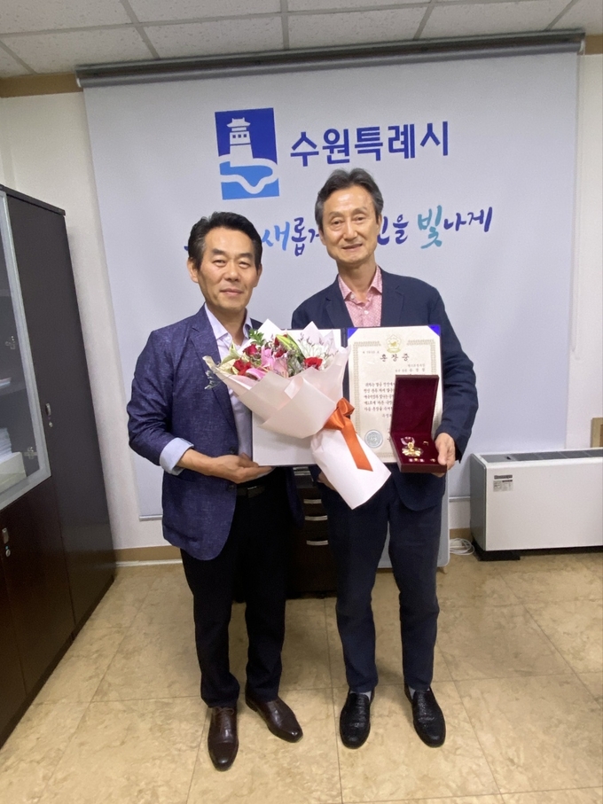 최승래 복지여성국장(오른쪽)이 故 윤영철 상병 조카 윤춘수씨에게 무공훈장을 전수하고 있다.