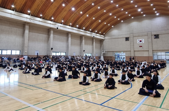 수원시 관내 검도 동호인 150여 명이 제1회 수원특례시장배 검도대회에 참여한 모습