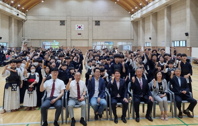 제1회 수원특례시장배 검도대회에 참여자들이 단체 사진을 촬영하고 있다