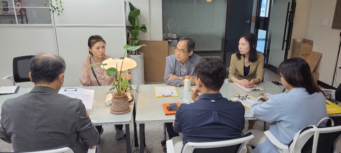 수원시지속가능발전협의회 위원들이 새빛 청년존에서 사업 설명을 듣고 있다.