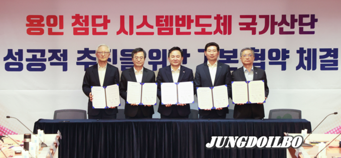 용인 첨단 시스템반도체 국가산업단지 성공적 추진을 위한 기본 협약 체결식에 참석한 (왼쪽부터) 경계현 삼성전자 대표이사, 김동연 경기도지사, 원희룡 국토교통부장관, 이상일 용인특례시장, 이한준 LH사장)