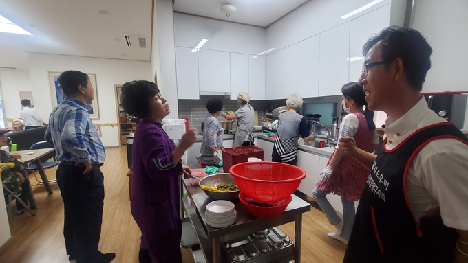 공유냉장고 채움과, 찾아가는 어르신 섬김으로 남수연화 경로당 어르신 30여 분께 땅콩 국수대접을 준비하고 있다.