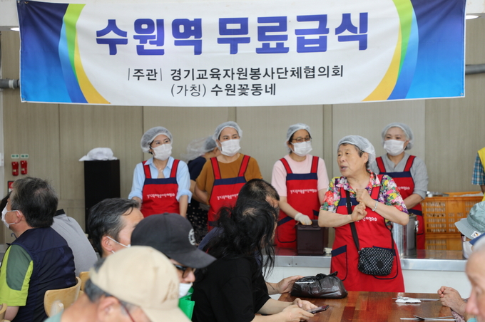 이해숙 서울꽃동네 사랑의 집 원장이 수원역 무료 급식시설에서 노숙인과 취약계층 등에게 무료 급식 봉사활동에 대해 설명하고 있다.