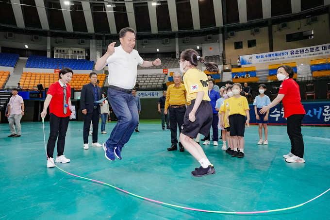지난 6월18일 수원종합운동장에서 개최된 제1회 수원특례시장기 유소년 스포츠 대축전에서 이재준 수원특례시장이 참가자들과 함께 줄넘기를 하고 있다.